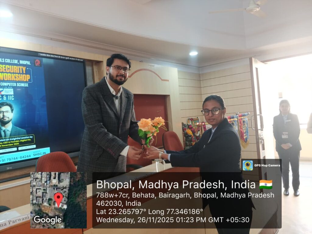 Shantanu Tarey conducting an interactive classroom session on Digital Security, AI Tools, and Online Data Privacy | The DigitalFlix Institute Bhopal.