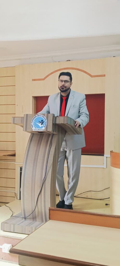 Shantanu Tarey addressing students and teachers from the stage during an AI and Digital Marketing awareness session, sharing insights on artificial intelligence, career growth, and future-ready skills at a leading college in Bhopal