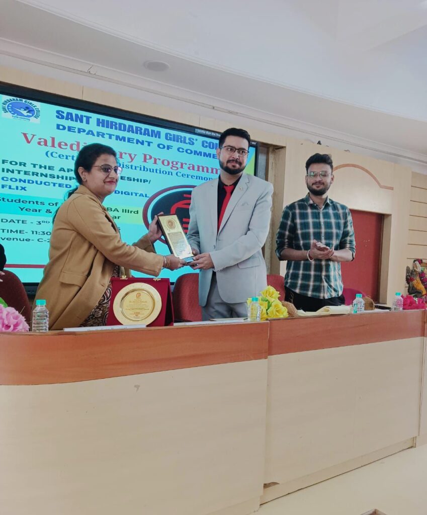 Shantanu Tarey, Founder of The DigitalFlix AI Digital Marketing Institute, felicitating college principal and faculty members with plaques and personalized appreciation during the valedictory ceremony at Sant Hirdaram Girls College, Bhopal