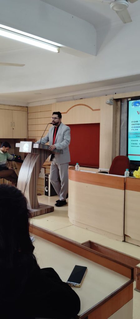 Shantanu Tarey delivering an inspirational keynote speech as Chief Guest of Honor, motivating students on AI integration, digital marketing careers, and leadership during the valedictory session at Sant Hirdaram Girls College, Bhopal, India